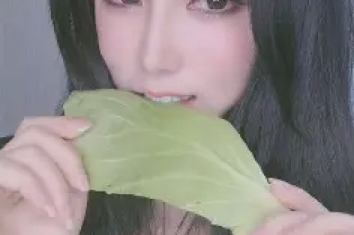 女星超大牌排场惹热议与男助理亲密举动引全网吵翻